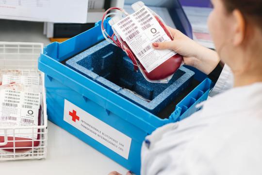 Blutkonserven auf dem Weg zum Einsatz bei Patienten