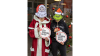Weihnachtsmann und Grinch vor Tannenbaum mit #ichspendeblut Schild